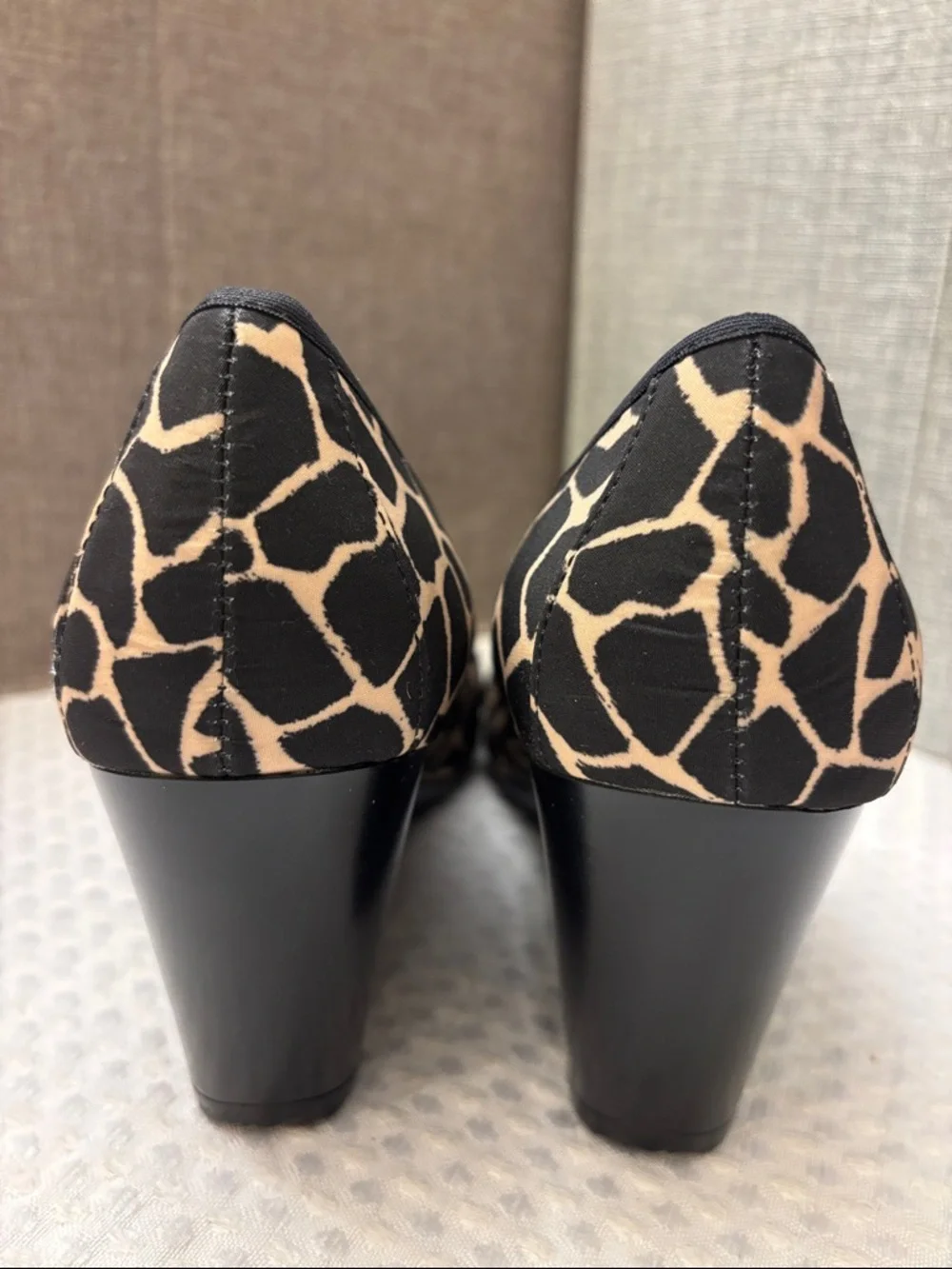 Bandolino BreezyLyt Size 9.5 Black Beige Giraffe-Print Wedge Pumps Patent